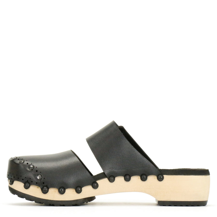 Low Clog Closed Toe Mule in Matte Black